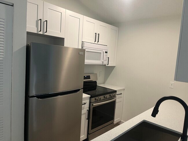 Building Photo - 2831 N Oakland Forest Dr