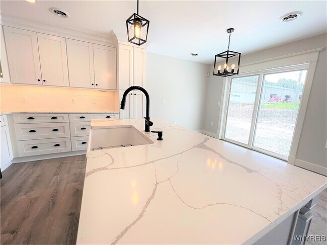 Building Photo - 10985 Main St