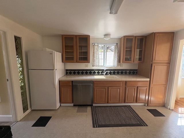 kitchen showing sink area and dish washer - 663 Marine St