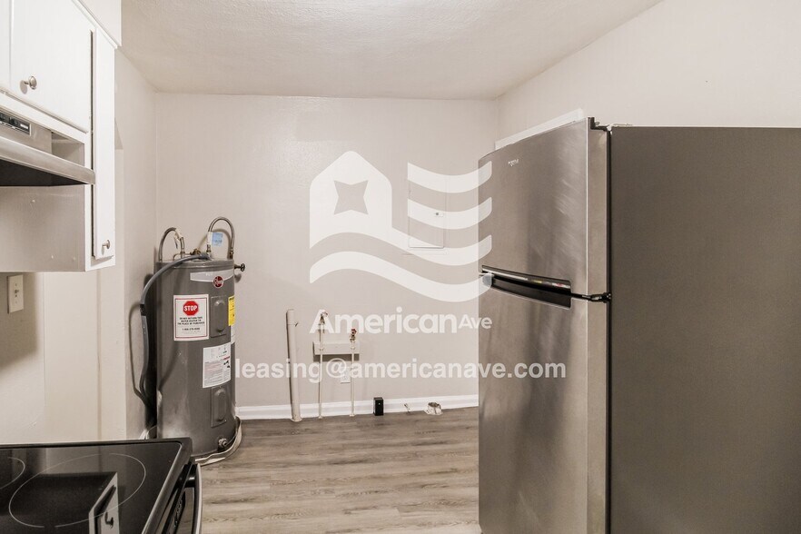 Building Photo - 914 Lamore St