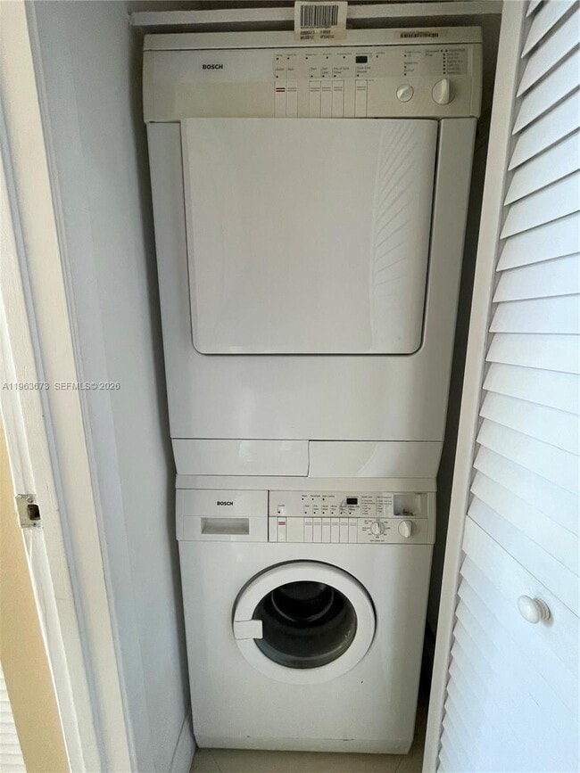 Building Photo - 520 SE 5 Ave