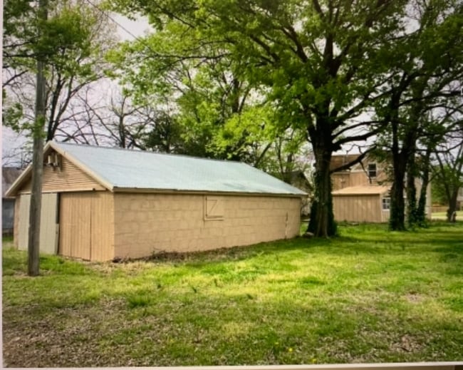 Building Photo - 2025 E 3rd Ave
