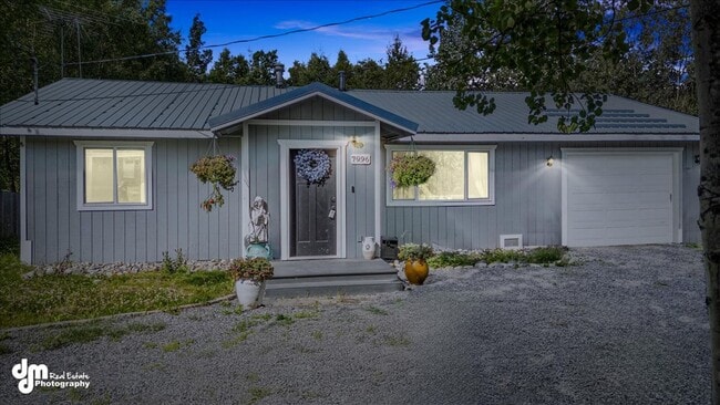 Primary Photo - Cozy 3 bedroom 2 bath home w/ fully fenced...
