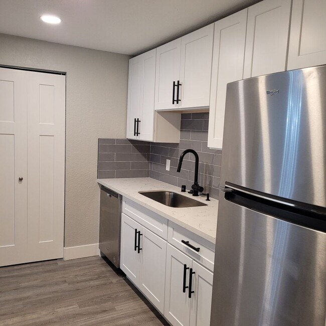 Building Photo - Beautiful 2 Bedroom Condo in Redmond