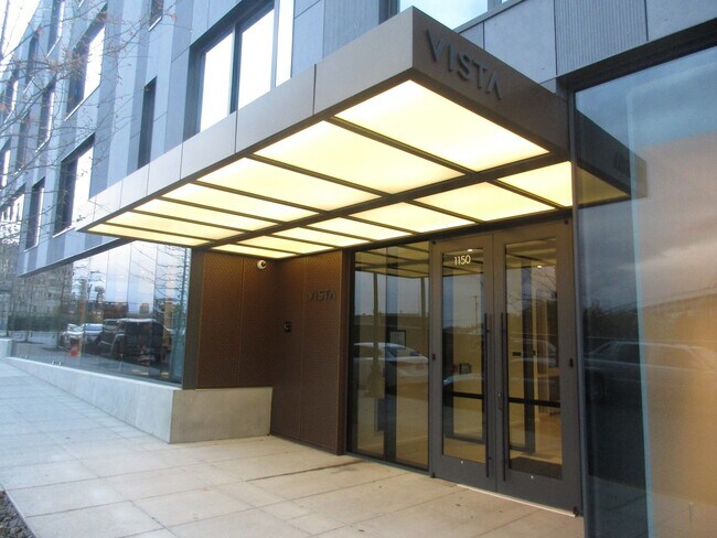 Building Photo - Vista Condominiums - 1 bedroom/1 bath Pearl District condo w/parking/storage/amenities/most utili...