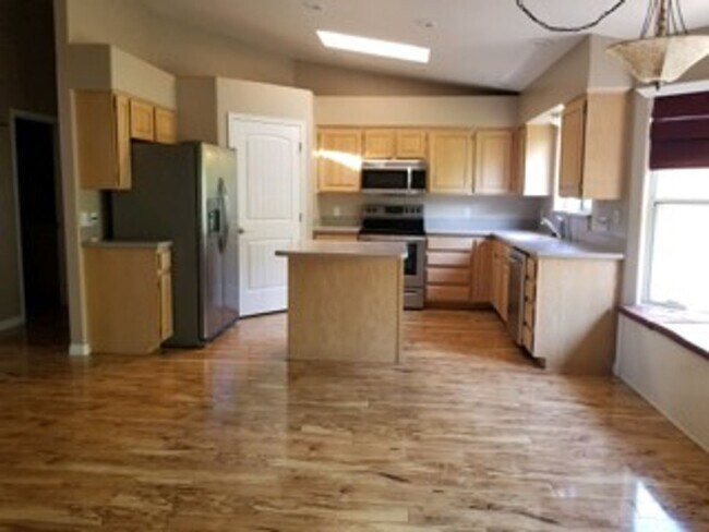 Building Photo - Beautiful Bloomington Hills Home