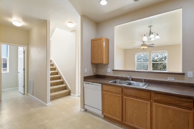 Building Photo - Double Primary Suite Townhome 2 bed, 2.5 b...