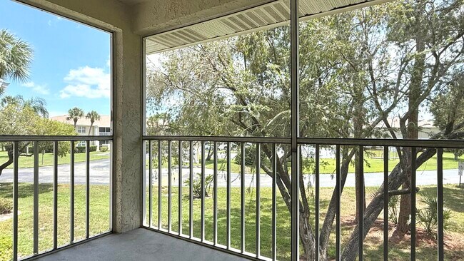 Building Photo - 1532 SE Royal Green Cir