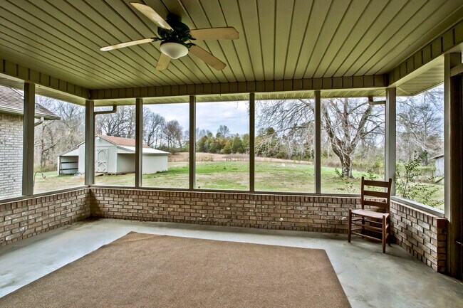 Building Photo - 3005 Old Hollow Rd