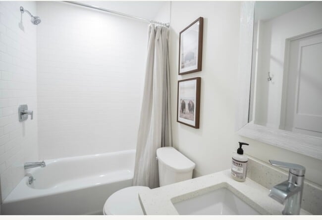 Building Photo - 1BR/1BA Furnished Condo Available Now!!! G...