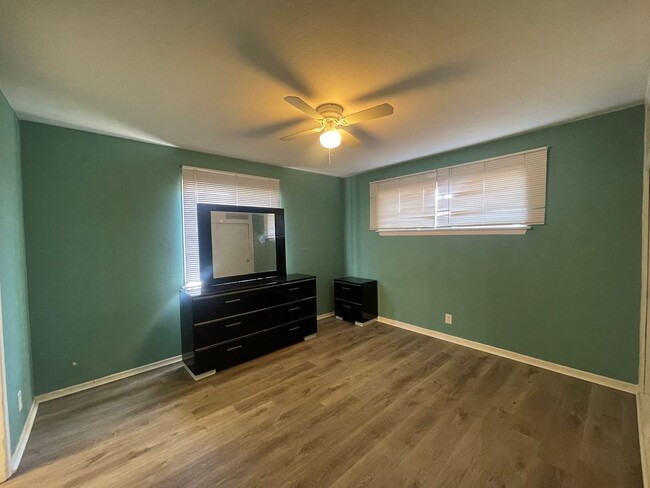 Building Photo - Quartz Hill 3 Bedroom 2 Bathroom