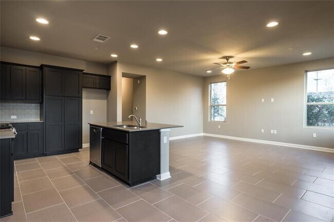 Building Photo - 6814 E Riverside Dr