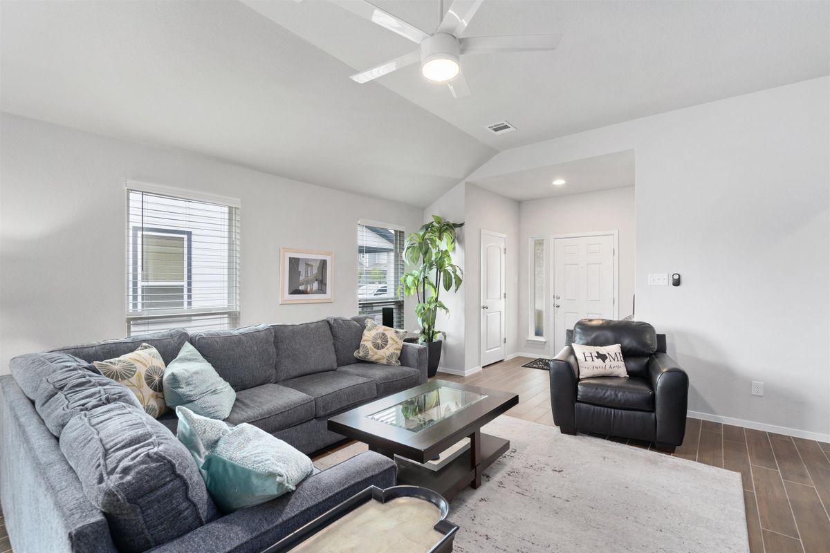 Building Photo - 208 Blue Agate Ct