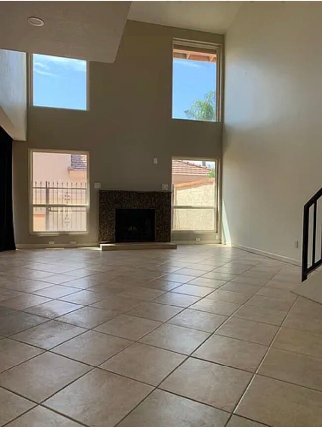 Building Photo - 7888 N Pinesview Dr