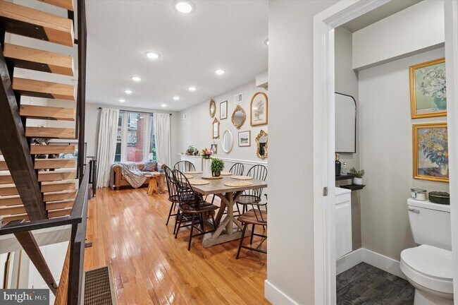 Building Photo - 1233 N Hollywood St