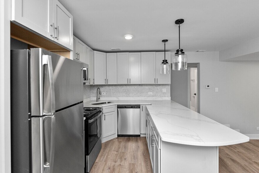 Building Photo - 1220 N La Salle Dr