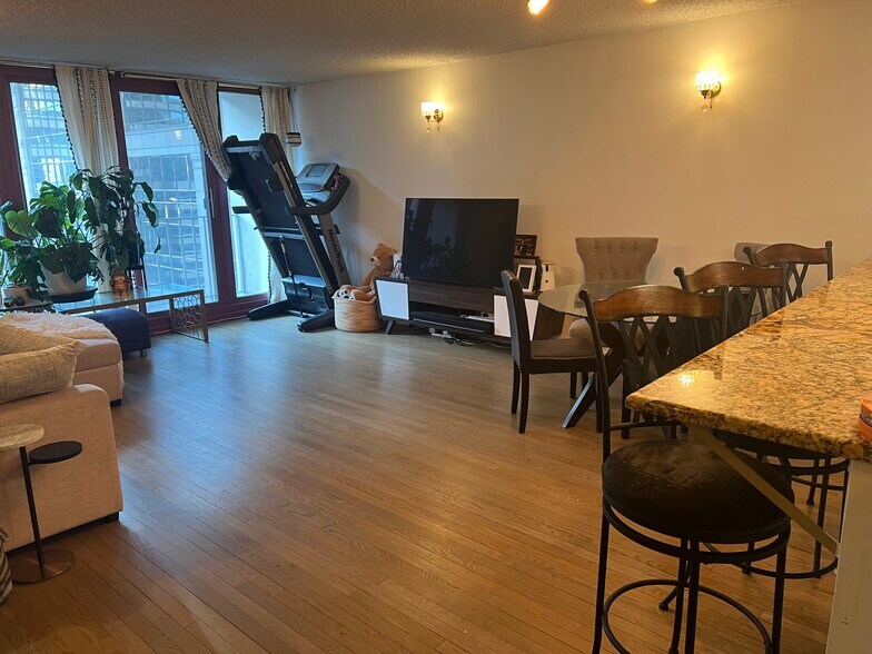 LivingSpace - 200 N Dearborn St