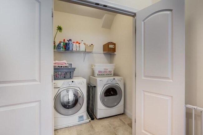 Building Photo - 142 Bigelow St