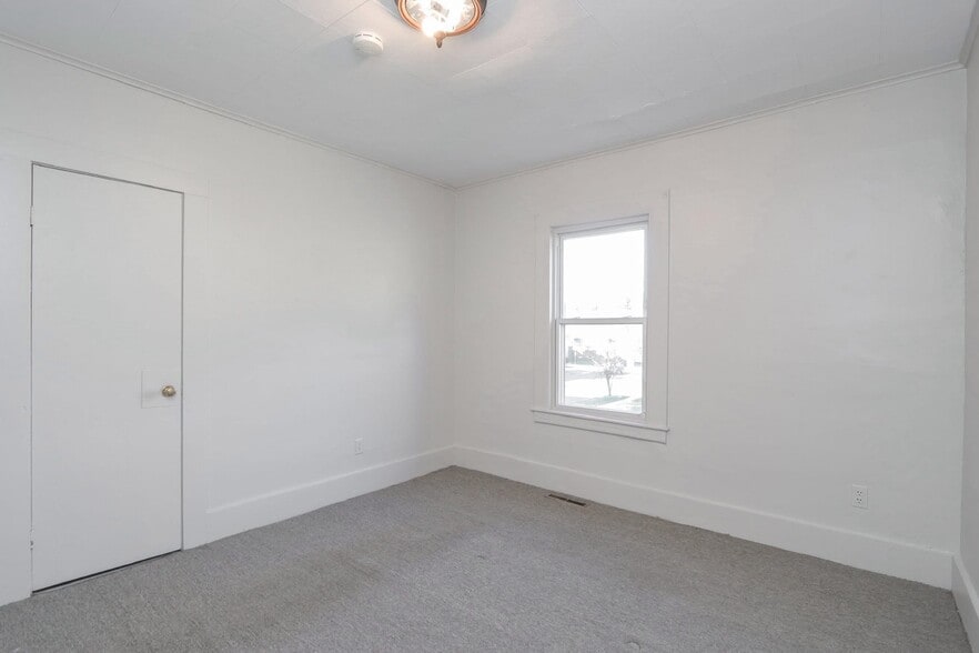 Building Photo - 32 Parker St