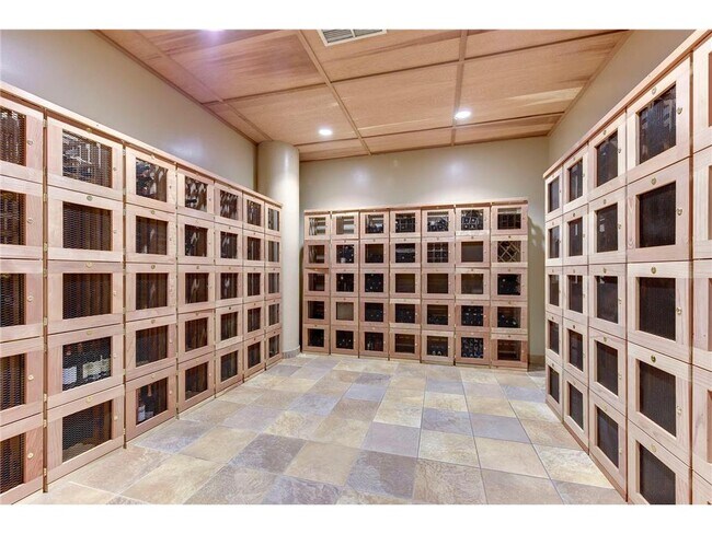 Building Photo - 215 10th Ave S