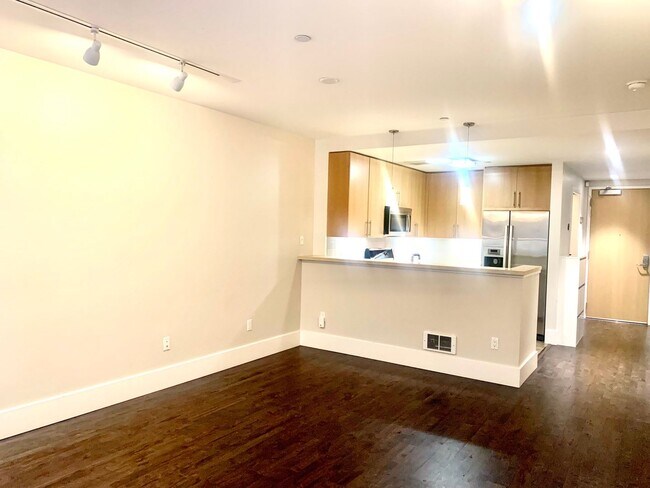 Building Photo - Spacious Centrally Located 1 bed + Den/ 1....