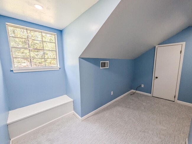 Building Photo - Spacious 4/3 bathroom Home