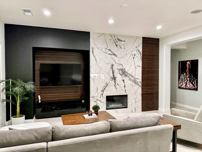 Building Photo - 43244 Freesia Pl