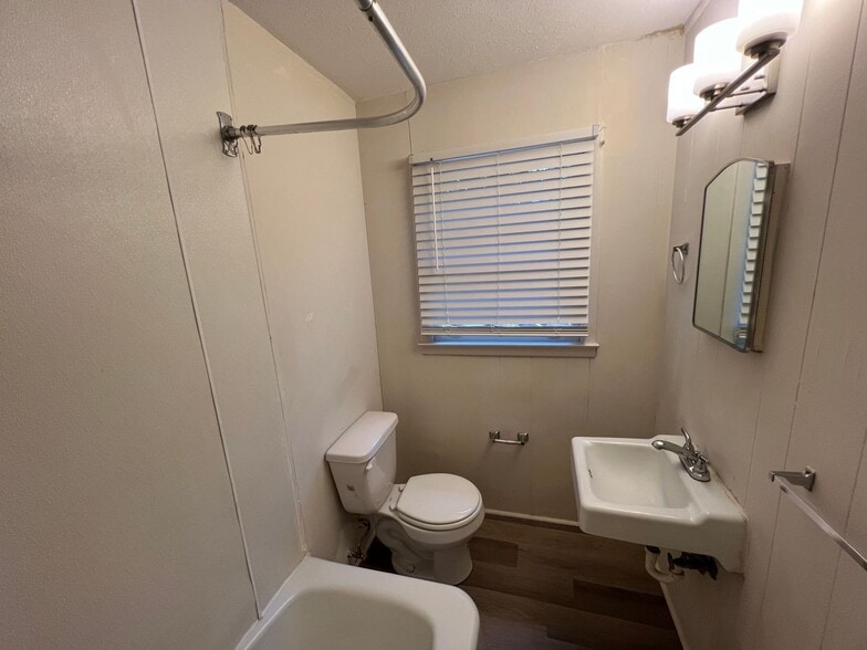 Building Photo - Precious 1BR/1BA Cottage On N Ross