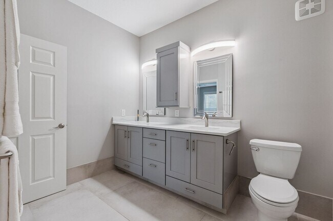 Building Photo - Upscale & renovated 3Bedrooms / 2Baths condo-unit in MetroWest community!