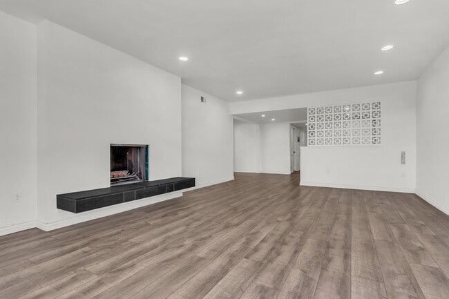 Building Photo - 1621 W 122nd St