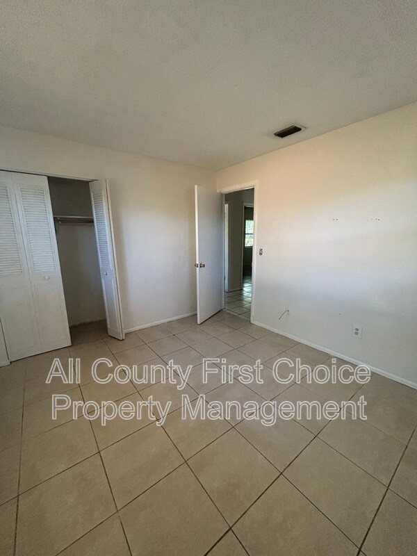 Building Photo - 916 Lake Palms Dr