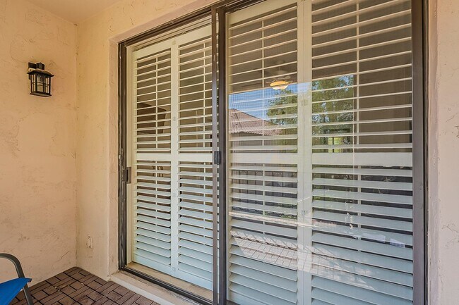 Building Photo - Fully Remodeled 2-Bedroom Condo at the Scottsdale Racquet Club!