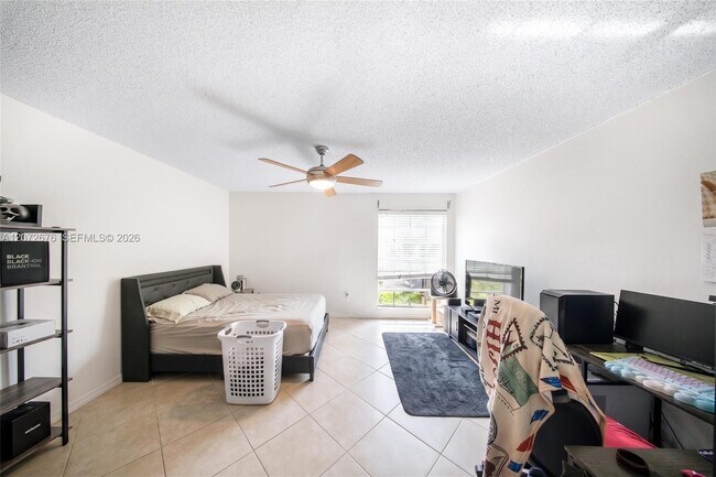 Building Photo - 10826 N Kendall Dr