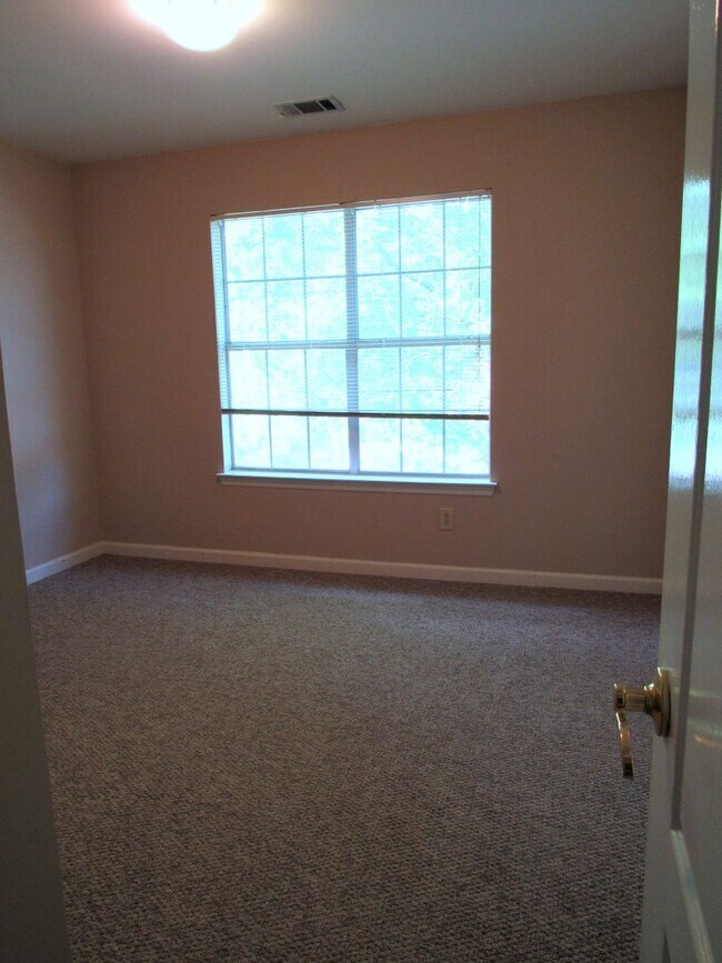 Building Photo - Beautiful 3 bed 2.5 bath Franklin Home