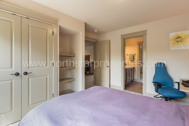 Building Photo - Charming SE Portland Craftsman