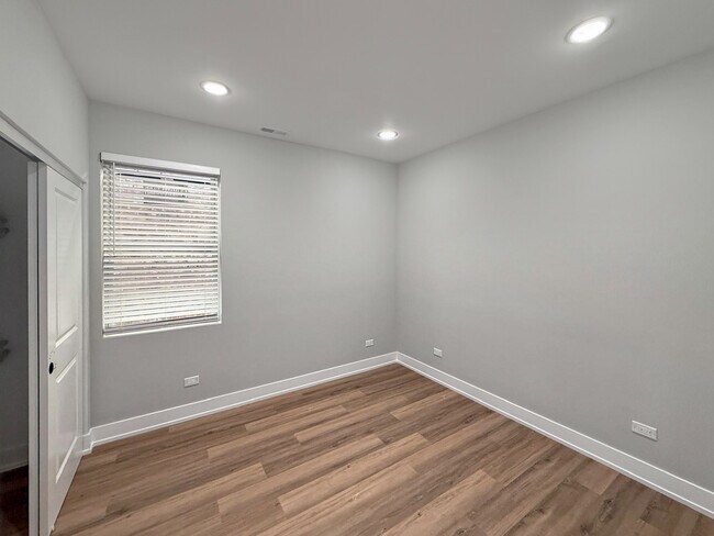 Building Photo - 6218 S King Dr