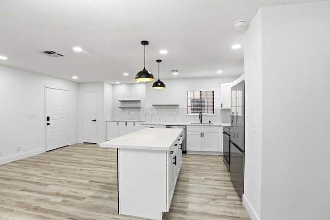 Building Photo - Beautiful 2 Bedroom Condo in China Town District