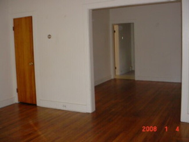 Building Photo - West Pleasant St - 004