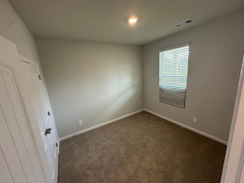 Building Photo - 812 Quinn Dr