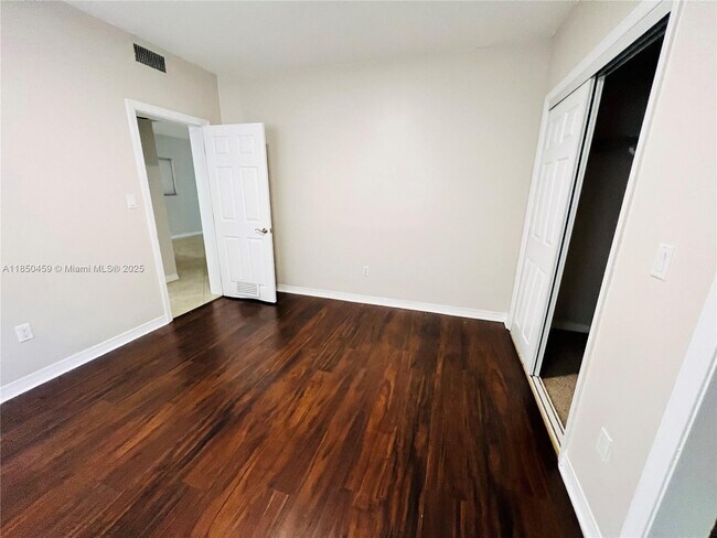 Building Photo - 946 Bay Dr