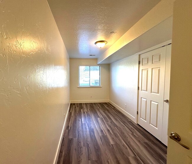 Building Photo - 580 S Center St