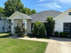 Building Photo - Fantastic updated home built in 2017!