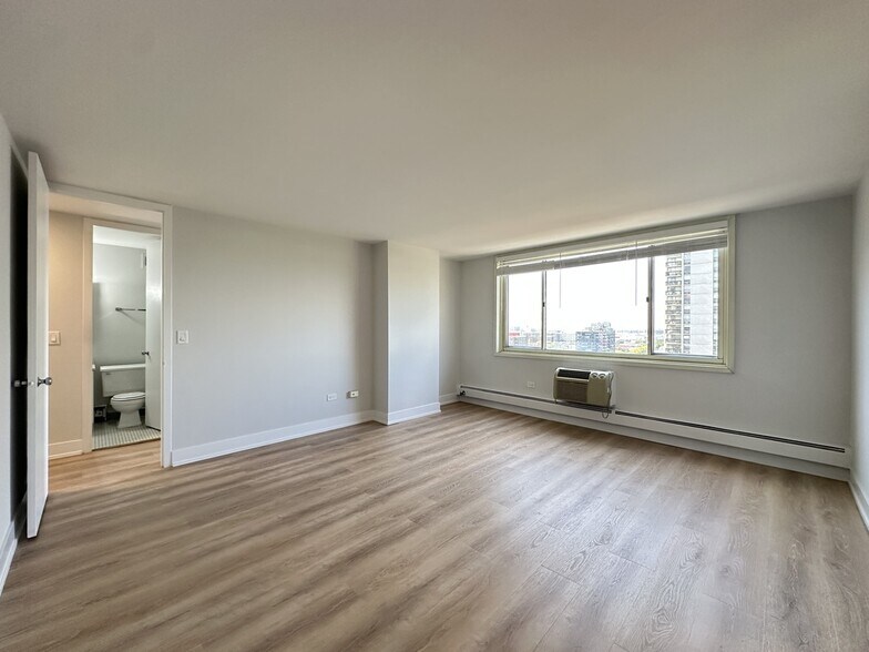 Building Photo - 1349 N Dearborn St