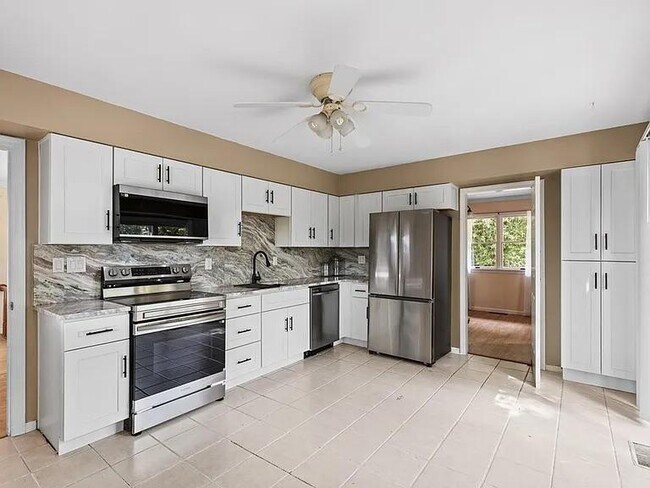 Building Photo - 1447 Beverly Dr