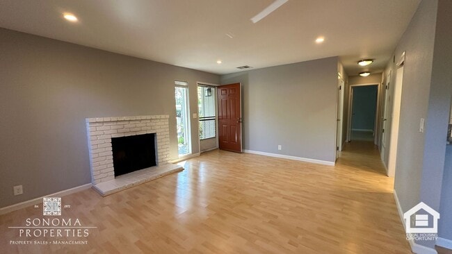 Building Photo - Updated Downtown Sonoma Condo!