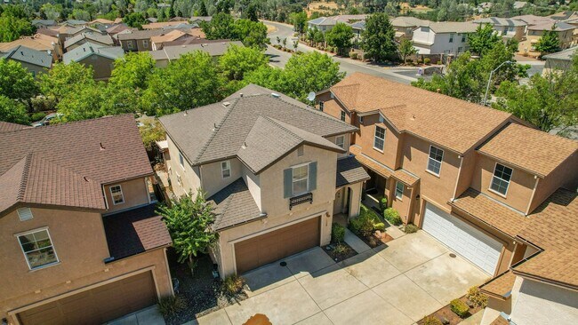 Building Photo - *MOVE IN SPECIAL: $500 OFF FIRST MONTH RENT* 3 BED 2.5 BATH TOWNHOME IN THE VILLAGES OF SHASTA VI...