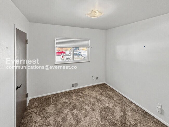 Building Photo - 4 Bed/3 Bath Home with Fenced Yard & Garage / Available Now!