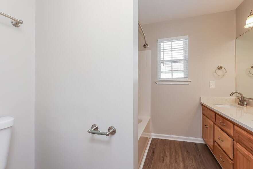 Building Photo - 323 Buttonwood Dr