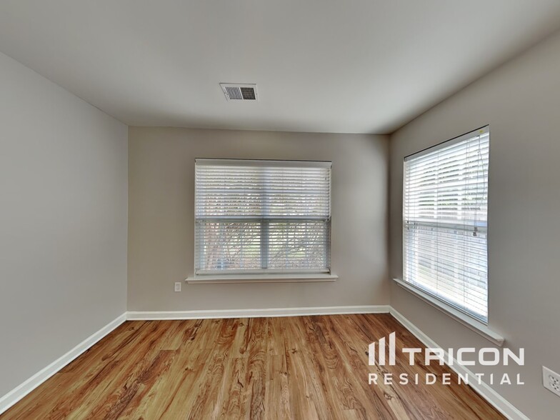 Building Photo - 300 Barnevelder Dr