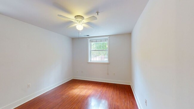 Building Photo - Spacious One Bedroom Condo!